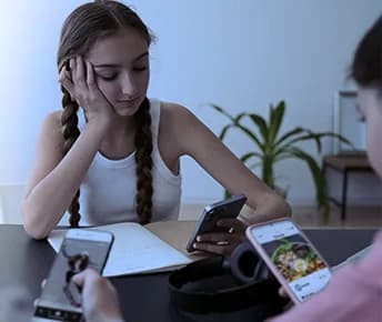 The Impact of Social Media on Anxiety: How to Disconnect and Reconnect with Reality
